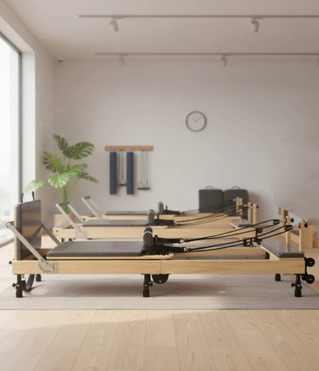 Femme réalisant un exercice de Pilates Reformer sur une machine à ressorts